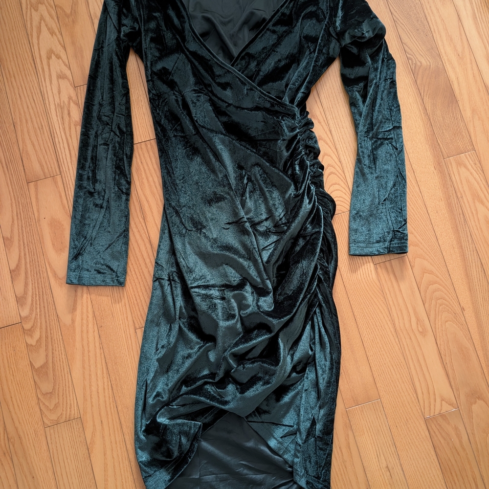 Elegant Velvet Midi Dress in Deep Green